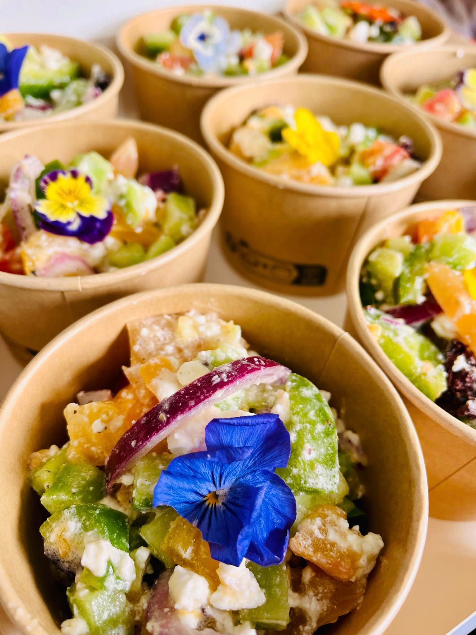Salades individuelles avec fleurs