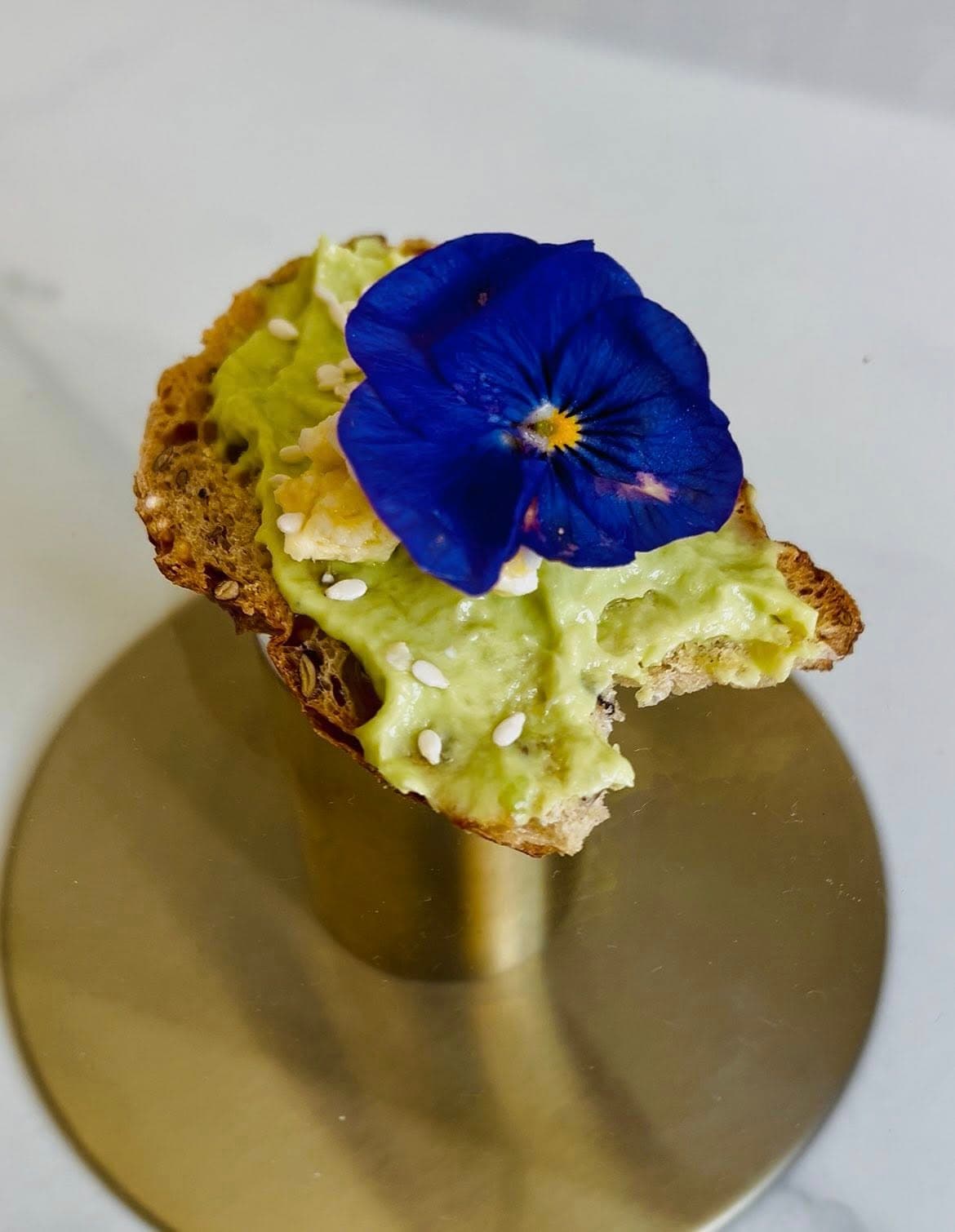 Toast avocat avec fleur bleue