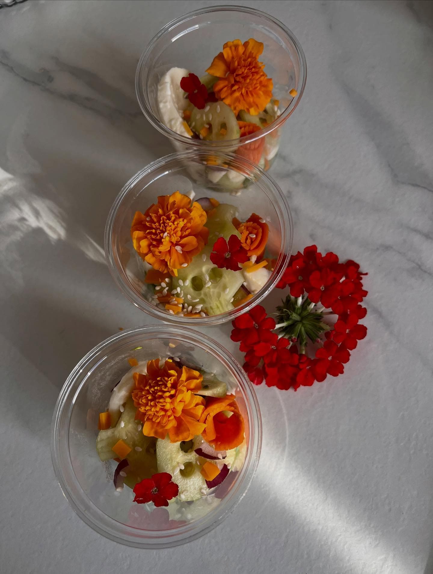 Verrines avec fleurs comestibles